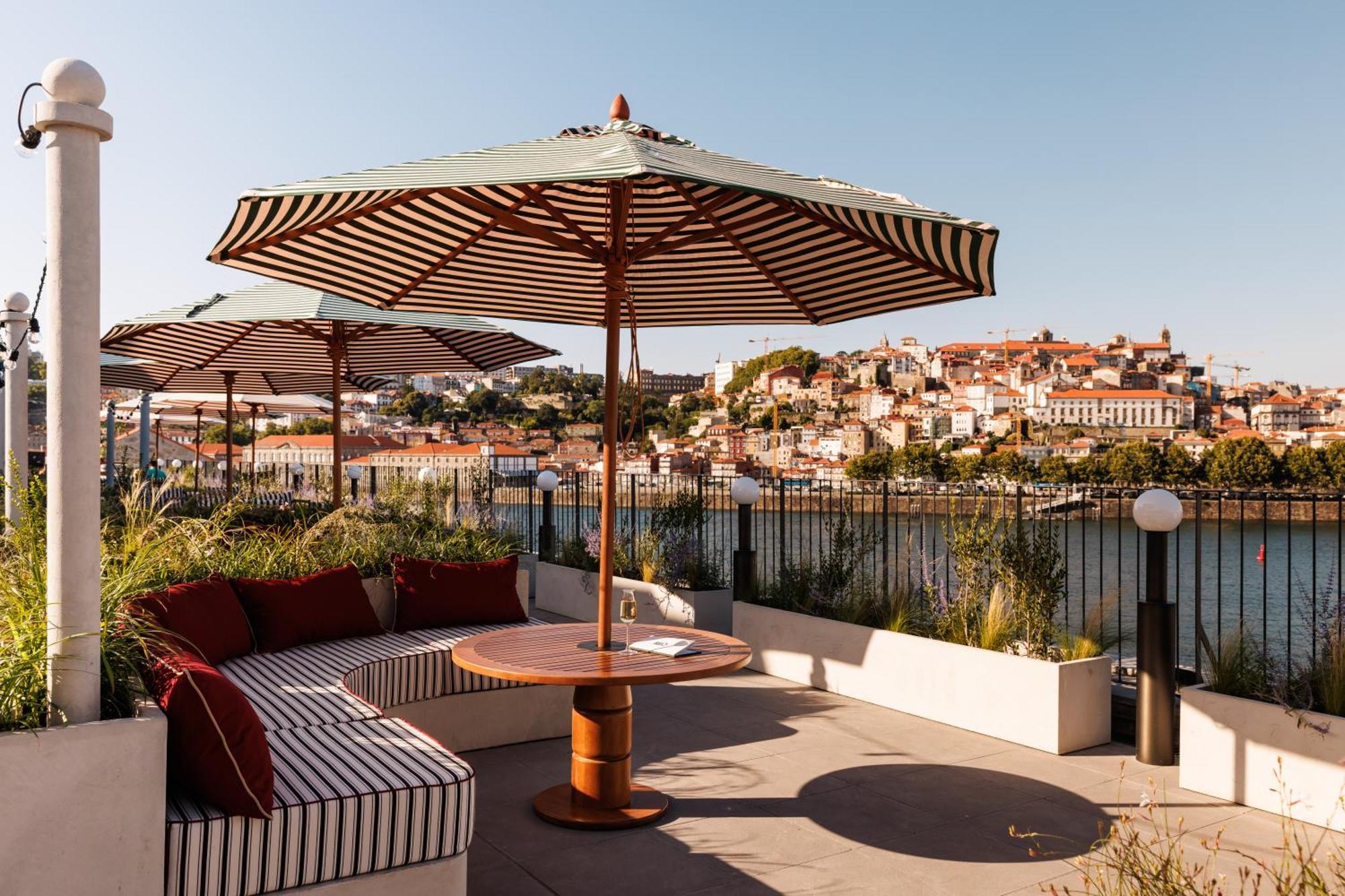 The Rebello Hotel & Spa - Small Luxury Hotels Of The World Vila Nova de Gaia Ngoại thất bức ảnh The hotel's terrace