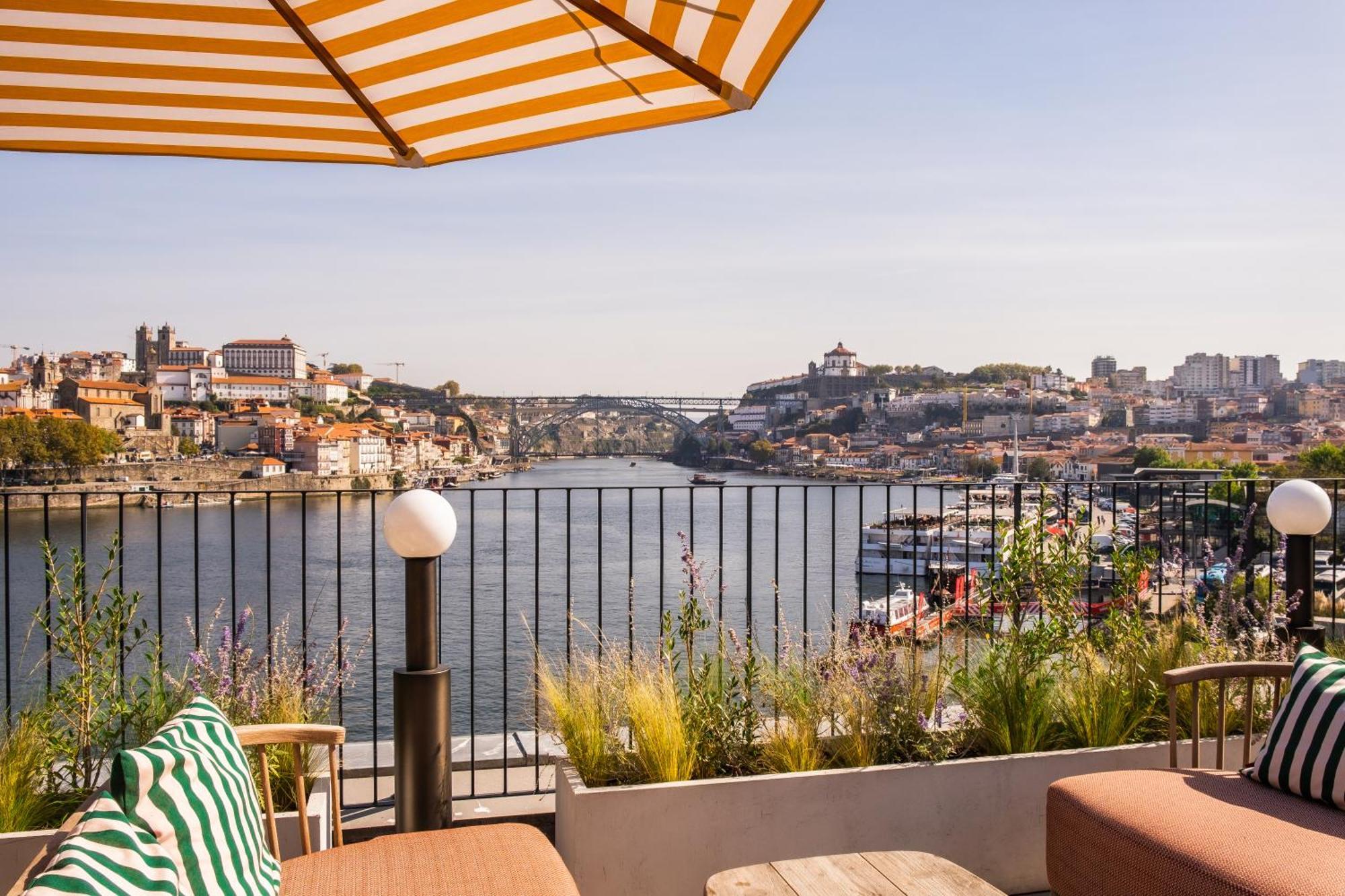 The Rebello Hotel & Spa - Small Luxury Hotels Of The World Vila Nova de Gaia Ngoại thất bức ảnh The view from the hotel's rooftop terrace