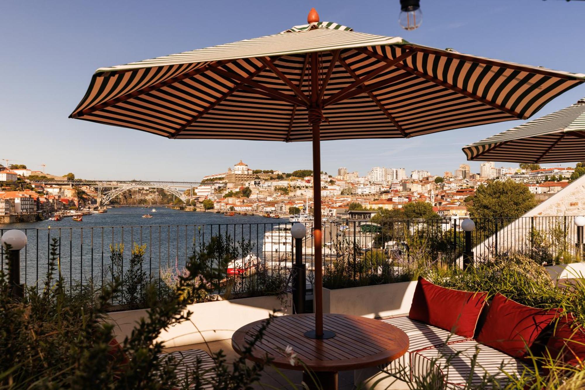 The Rebello Hotel & Spa - Small Luxury Hotels Of The World Vila Nova de Gaia Ngoại thất bức ảnh View of the Acropolis from the hotel