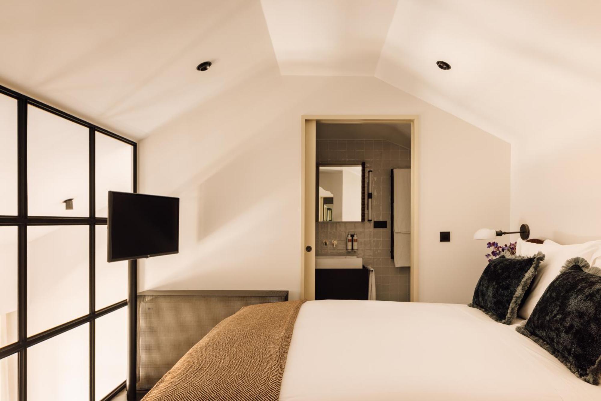 The Rebello Hotel & Spa - Small Luxury Hotels Of The World Vila Nova de Gaia Ngoại thất bức ảnh A bedroom at the hotel