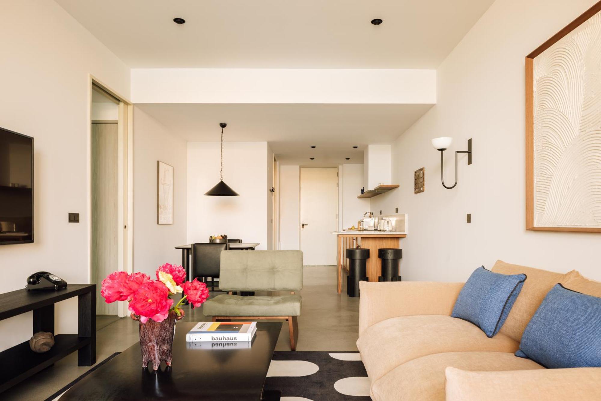 The Rebello Hotel & Spa - Small Luxury Hotels Of The World Vila Nova de Gaia Ngoại thất bức ảnh A living room at the Standard East Village