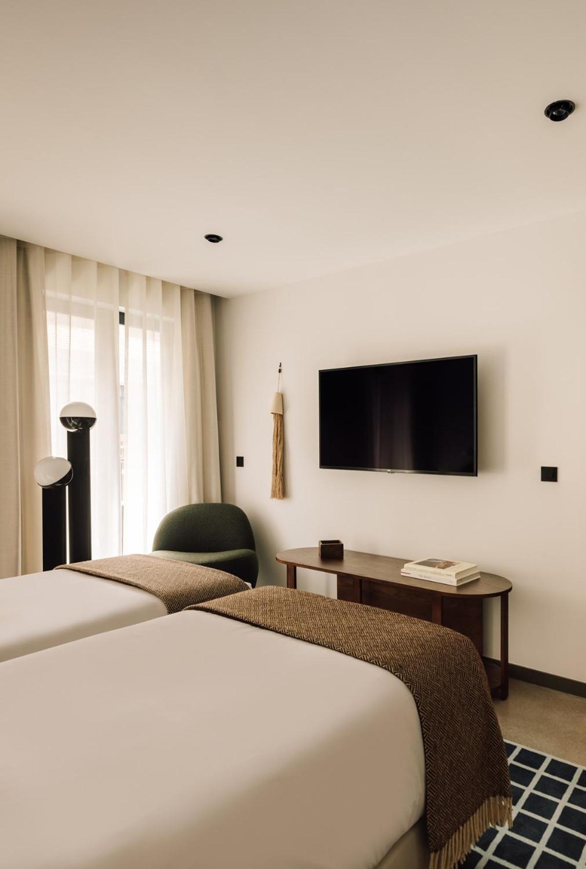 The Rebello Hotel & Spa - Small Luxury Hotels Of The World Vila Nova de Gaia Ngoại thất bức ảnh A television mounted on a wall